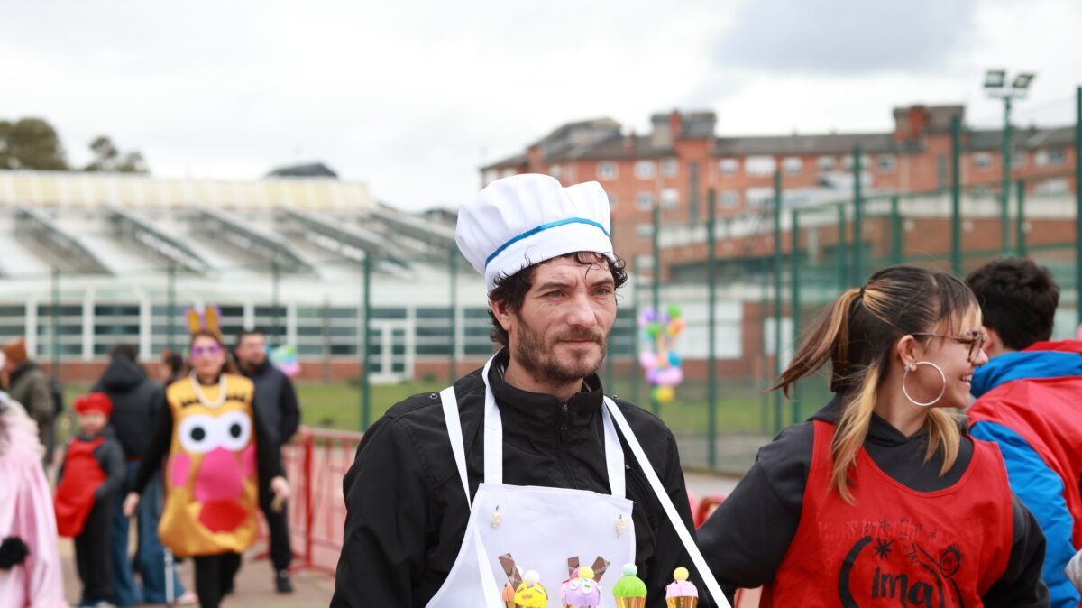 Hombre disfrazado de chef en el carnaval de Ponferrada