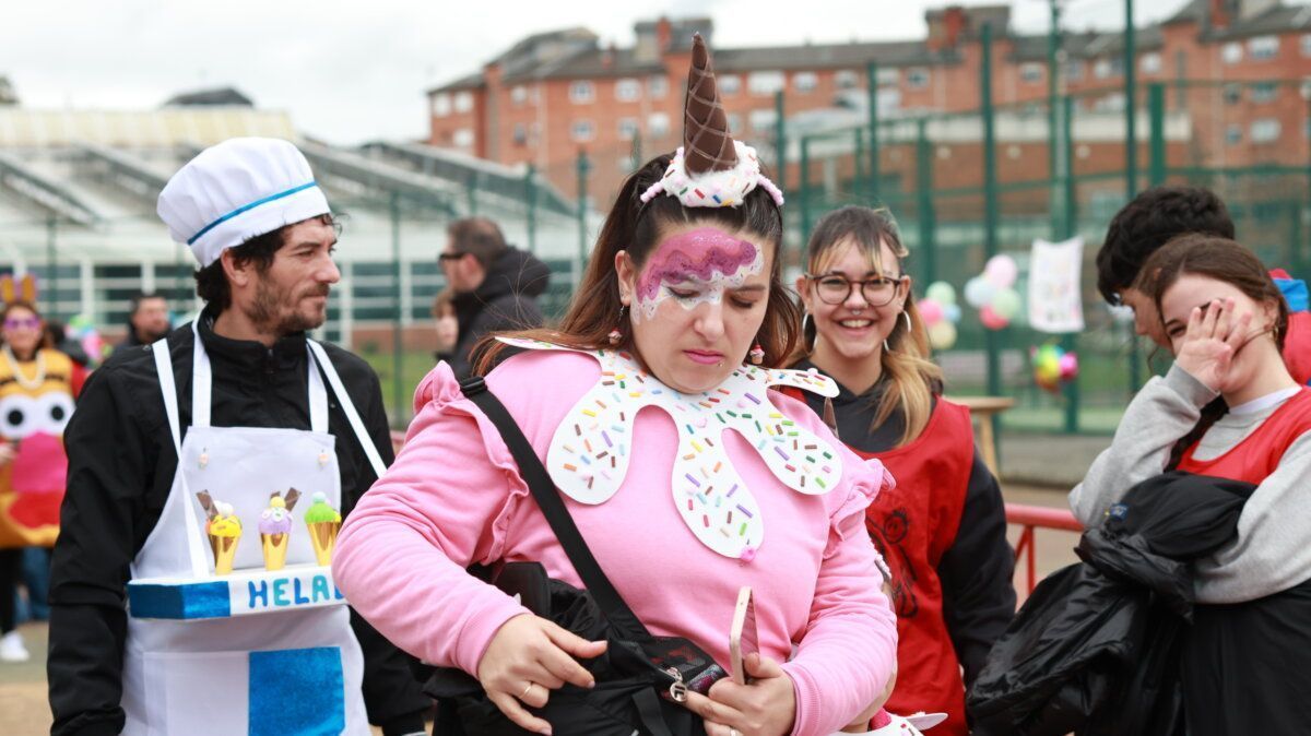 Personas disfrazadas en el carnaval de Ponferrada con vestimenta colorida