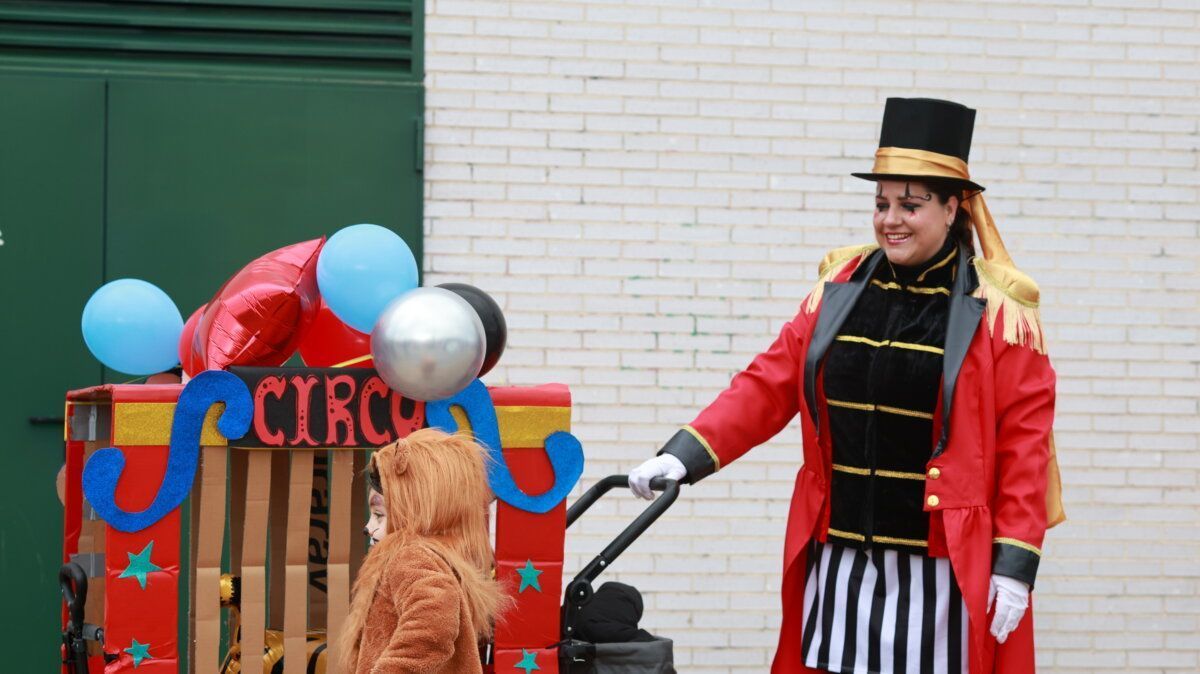 Persona disfrazada de payaso en un carnaval con globos