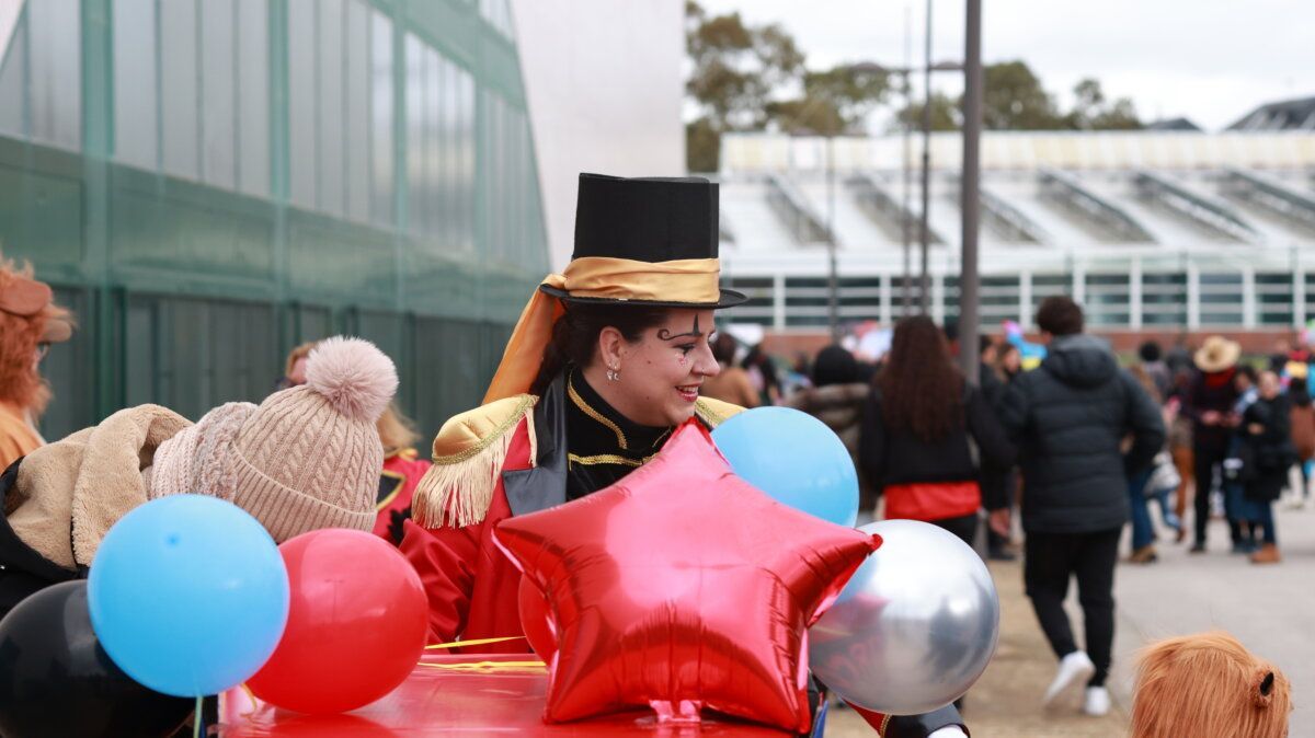 Persona disfrazada en el Carnaval de Ponferrada con globos de colores