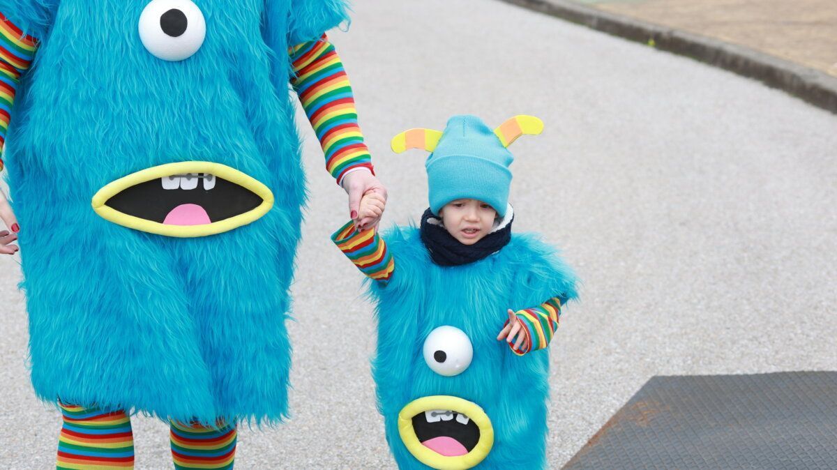 Adulto y niño disfrazados de monstruos en el carnaval