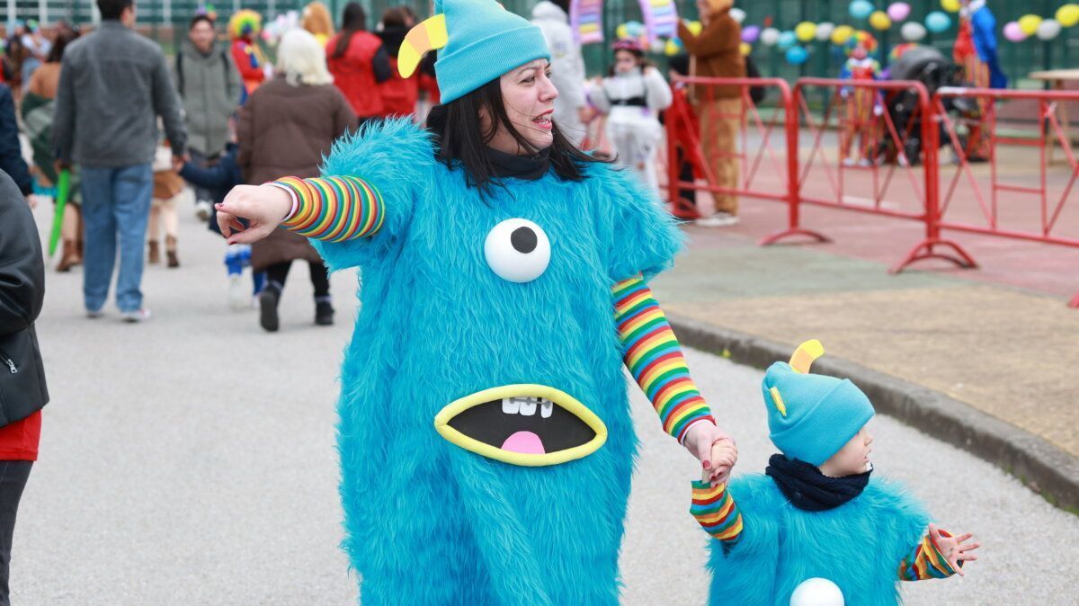 Mujer y niño disfrazados de monstruos en el carnaval de Ponferrada