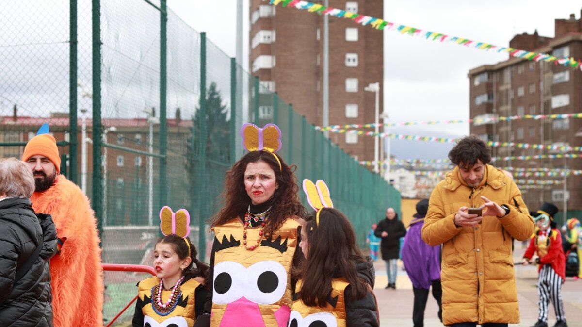 Personas disfrazadas en el carnaval de Ponferrada con decoraciones coloridas