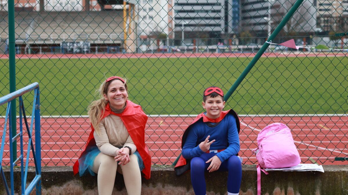 Dos personas disfrazadas en el carnaval de Ponferrada sentadas en una pista