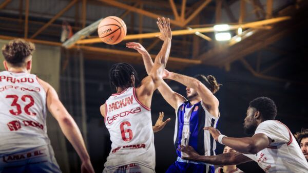 Jugadores de baloncesto en un derbi intenso entre Clínica Ponferrada y Cultural.