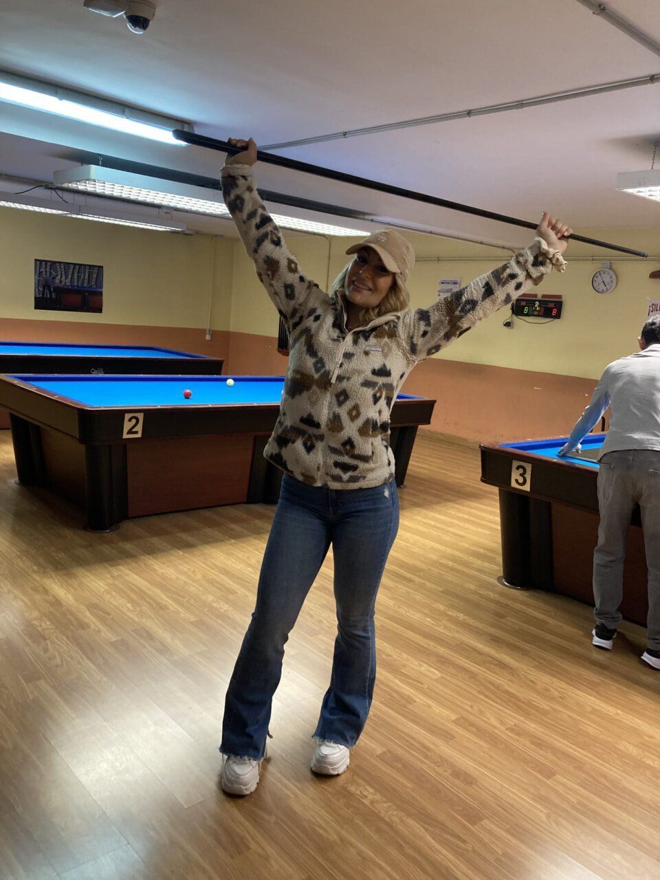Lidia Valentín en el Club Billar Ponferrada sosteniendo un taco de billar.