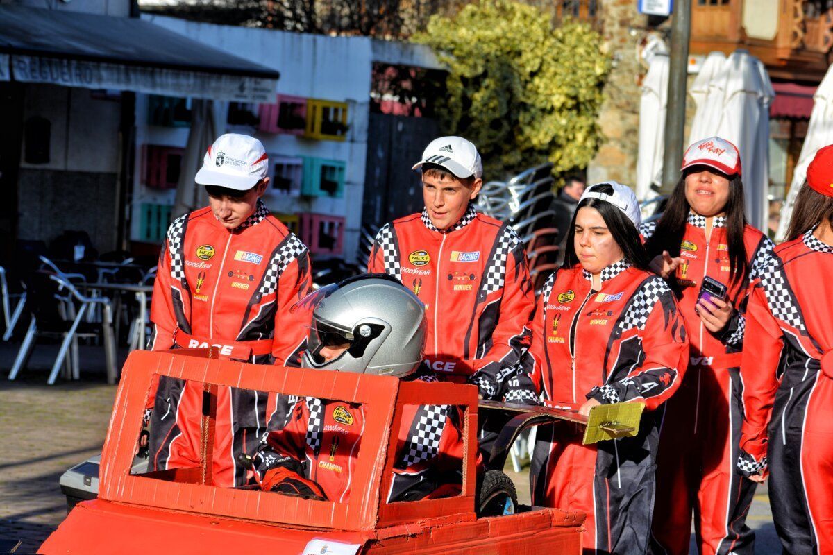 Grupo de niños disfrazados en desfile de carnaval en Toral de los Vados