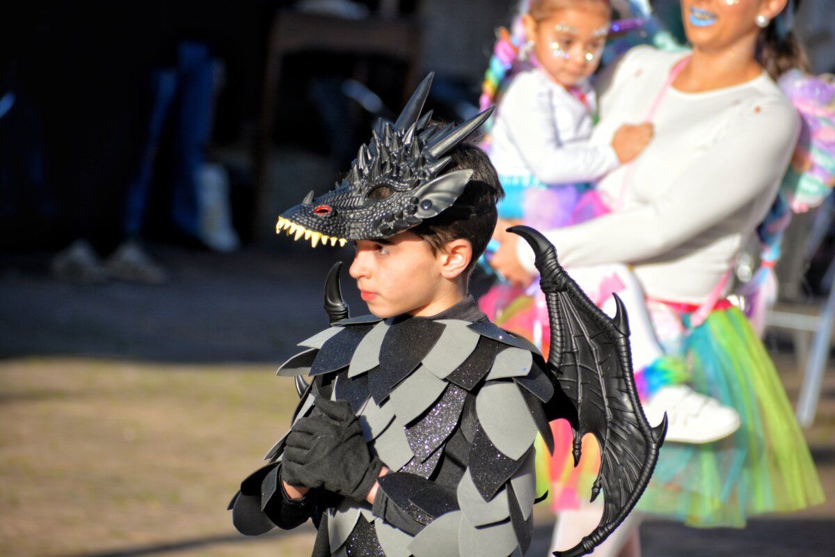 Niño disfrazado de dragón en desfile de carnaval