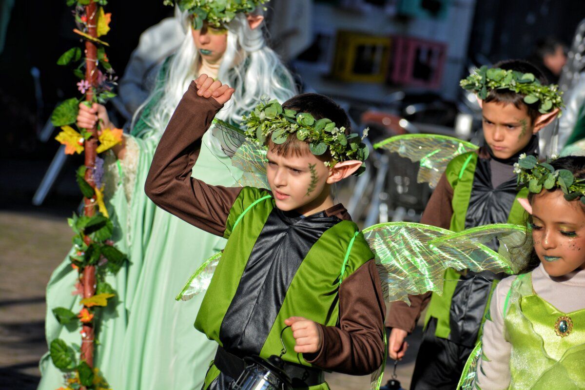 Niños disfrazados de hadas en el desfile de Carnaval