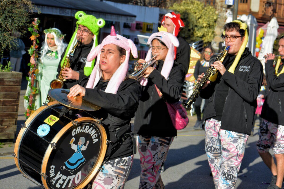 Grupo de músicos en el desfile de Carnaval en Toral de los Vados