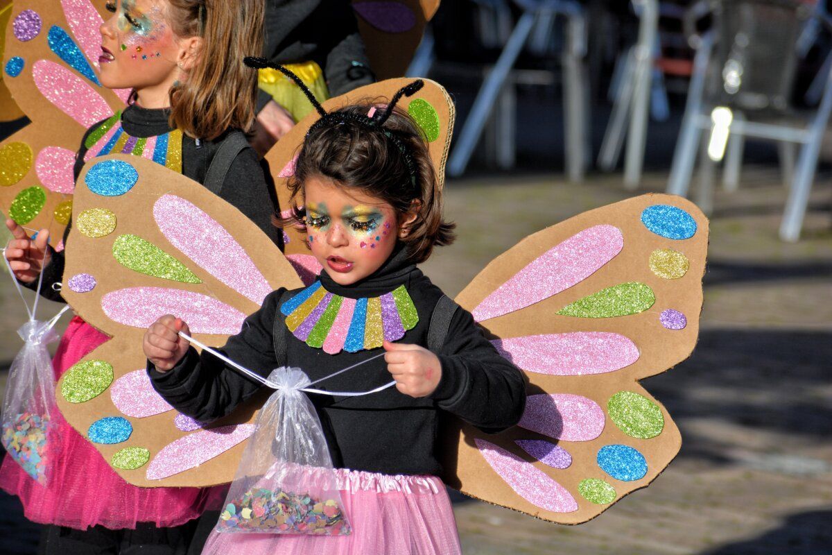 Niña disfrazada de mariposa en desfile de carnaval