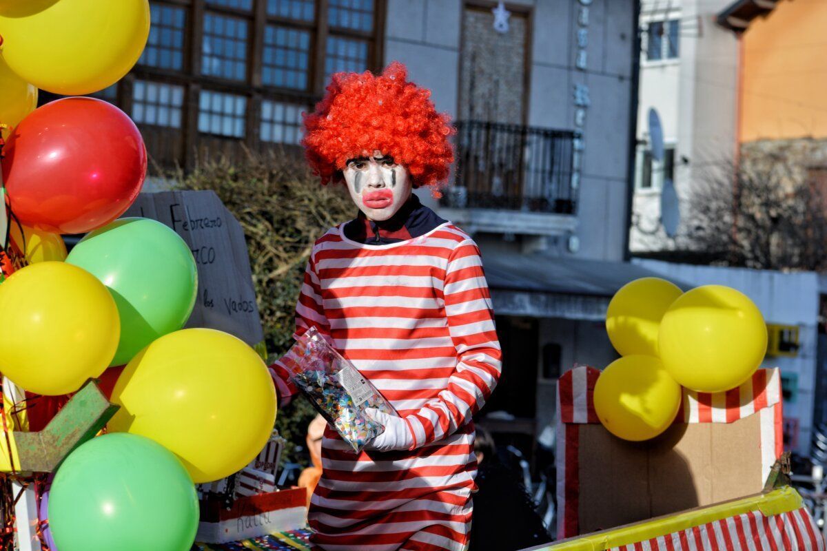 Niño disfrazado de payaso en el desfile de Carnaval