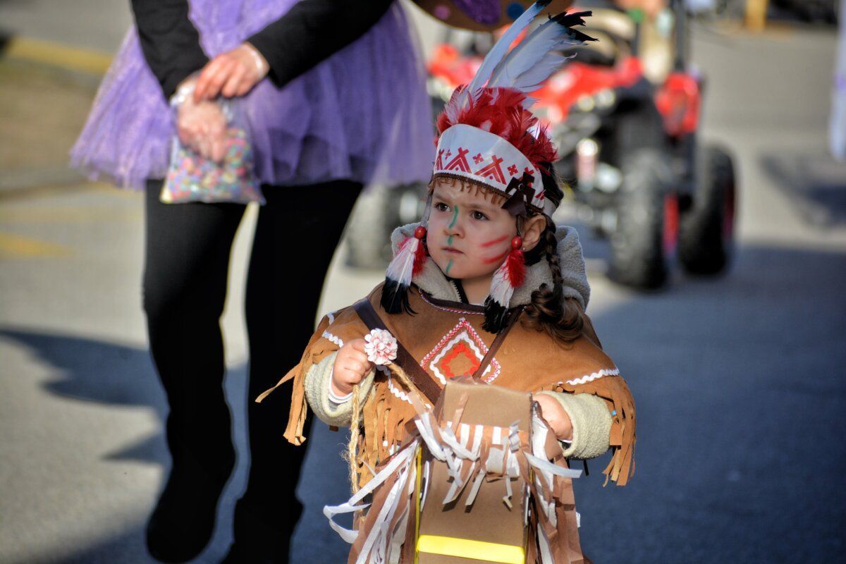 Niña disfrazada en el desfile de Carnaval en Toral de los Vados