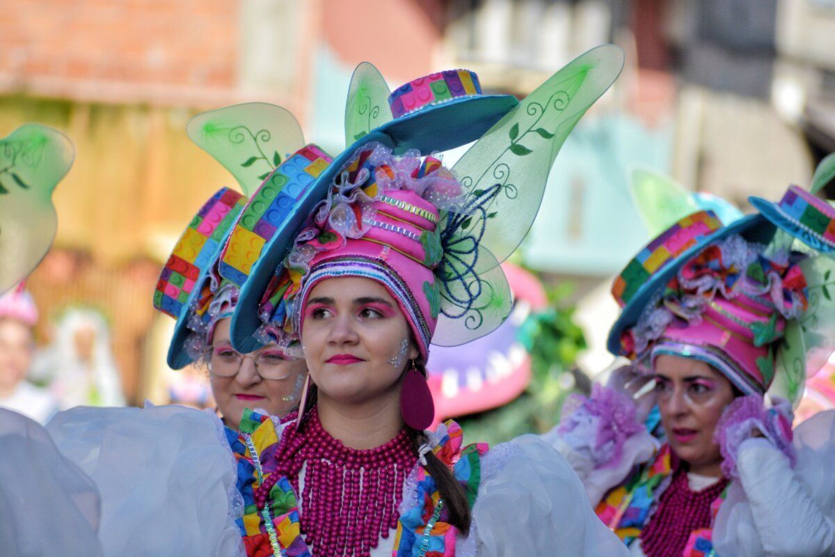 Mujer con sombrero colorido en el desfile de carnaval