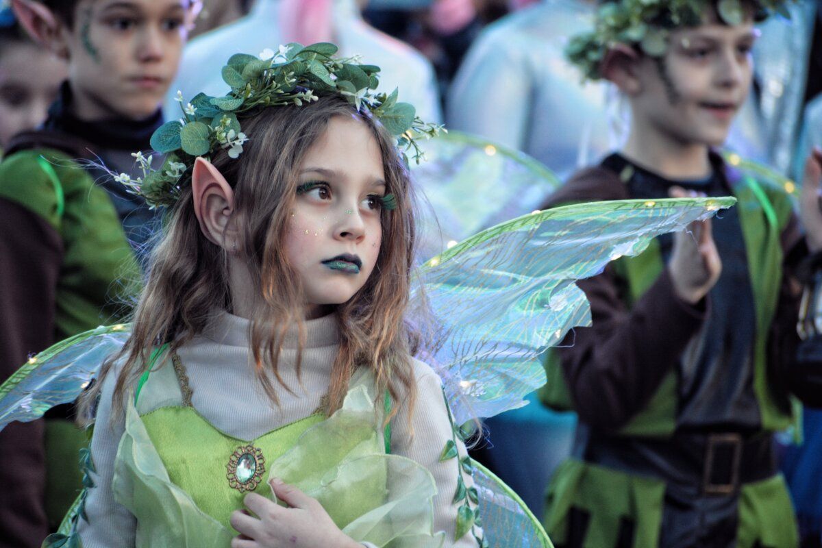 Niña disfrazada de hada en el desfile de carnaval