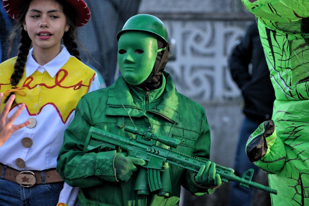 Niño disfrazado de soldado verde en el desfile de carnaval