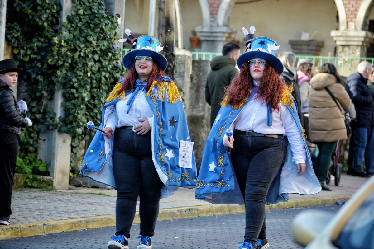 Dos mujeres con trajes de carnaval en Toral de los Vados