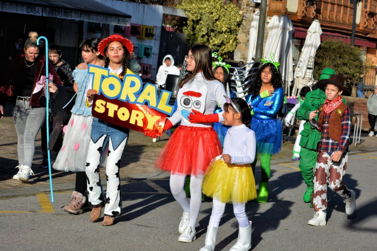 Grupo de niños disfrazados en el desfile de Carnaval en Toral de los Vados