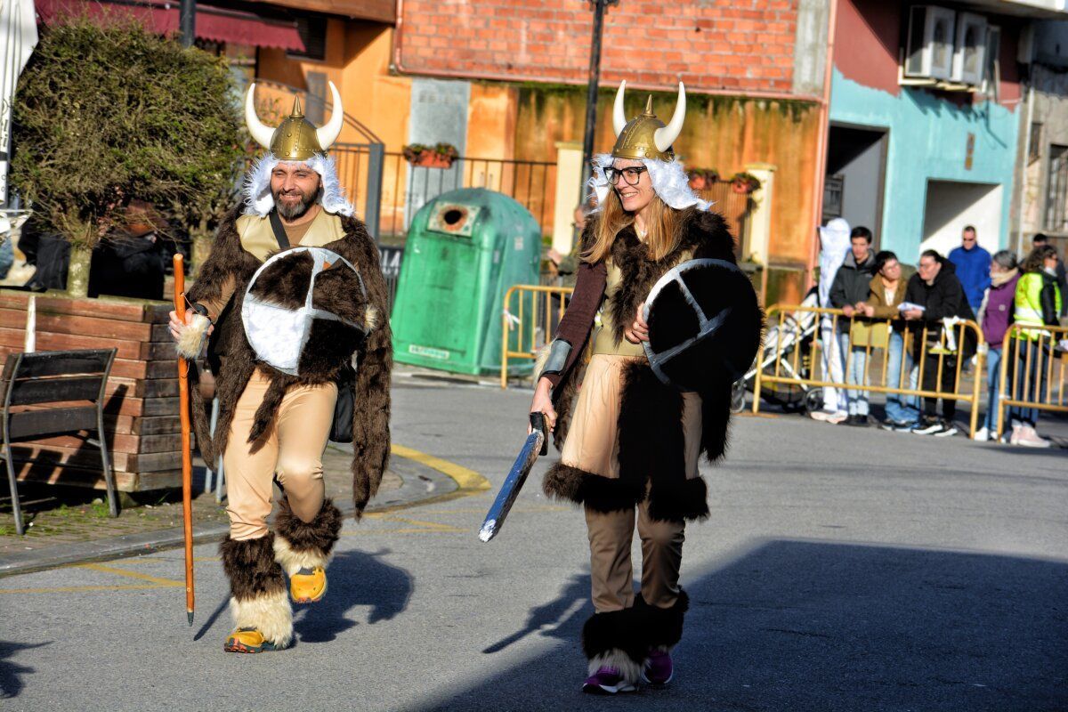 Participantes del desfile de carnaval en Toral de los Vados disfrazados