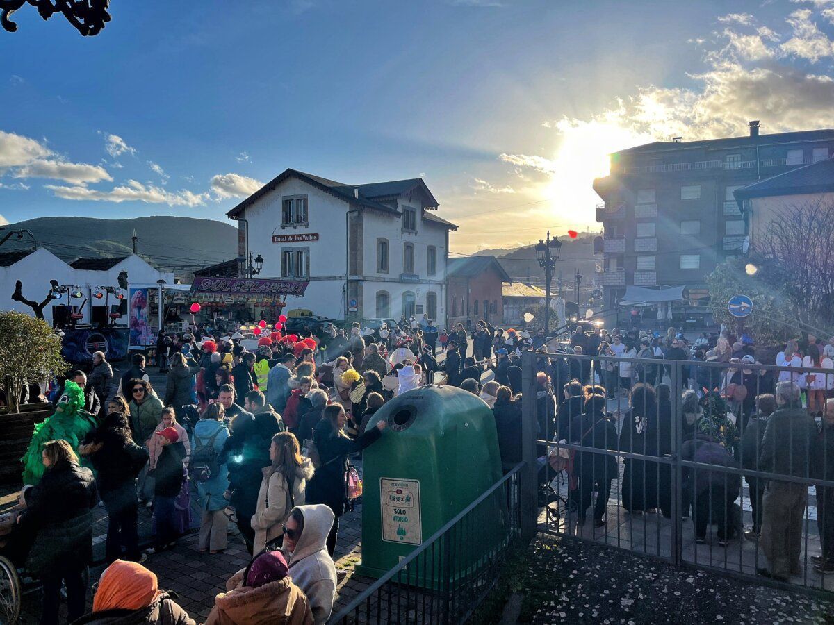 Multitud celebrando el desfile de carnaval en Toral de los Vados