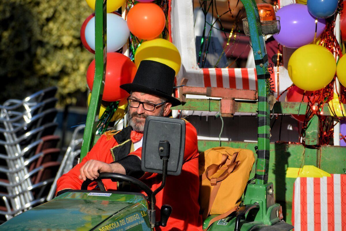Hombre disfrazado en un tractor decorado durante el carnaval