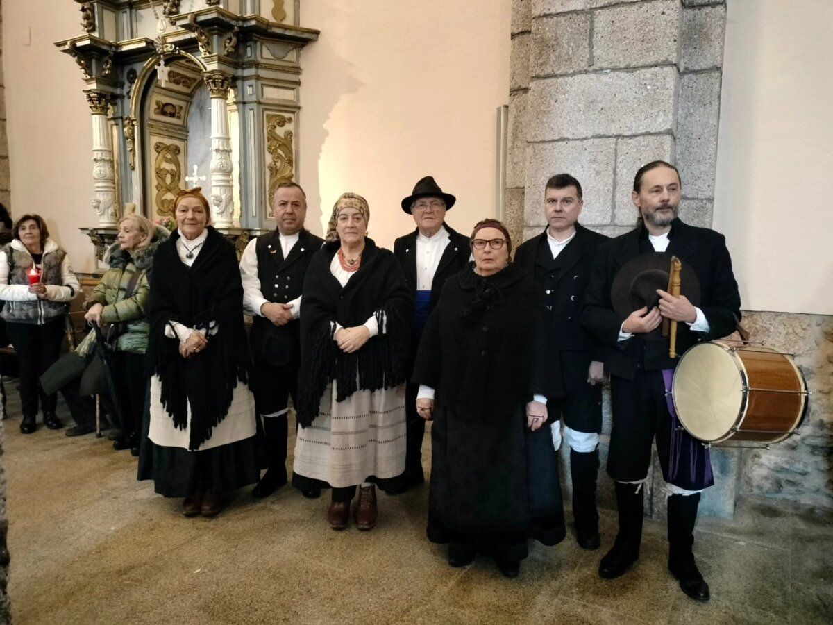 Celebración del Día de San Blas con personas vestidas tradicionalmente