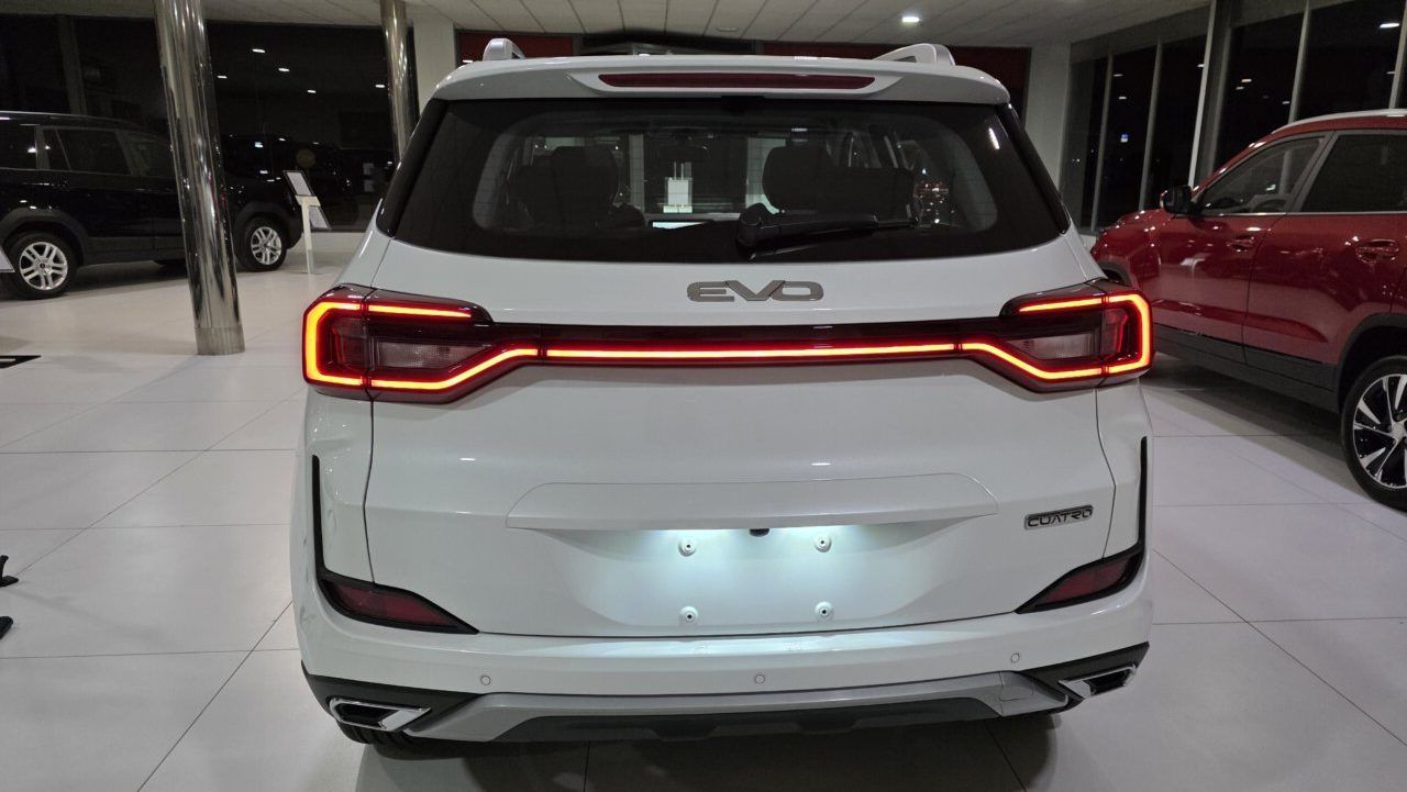 Vista trasera del SUV EVO Cuatro CVT en un concesionario
