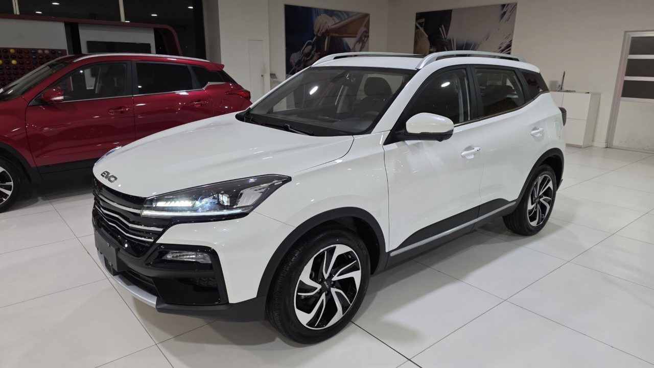 SUV EVO Cuatro CVT en exhibición con diseño moderno y elegante