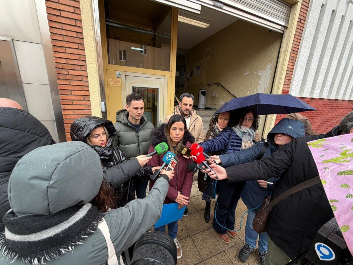 Rueda de prensa del PSOE sobre educación pública en condiciones climáticas adversas.