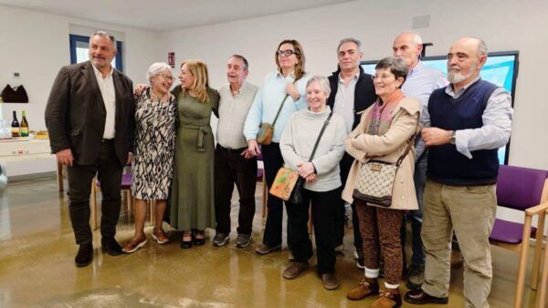 Grupo de personas en la jornada de puertas abiertas del Centro de Día AFA Bierzo en Camponaraya