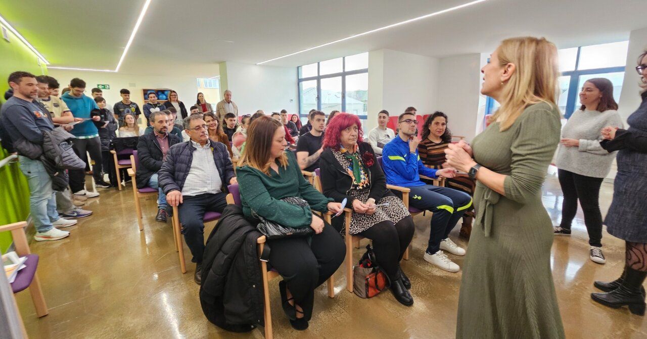 Asistentes en la jornada de puertas abiertas del Centro de Día AFA Bierzo en Camponaraya