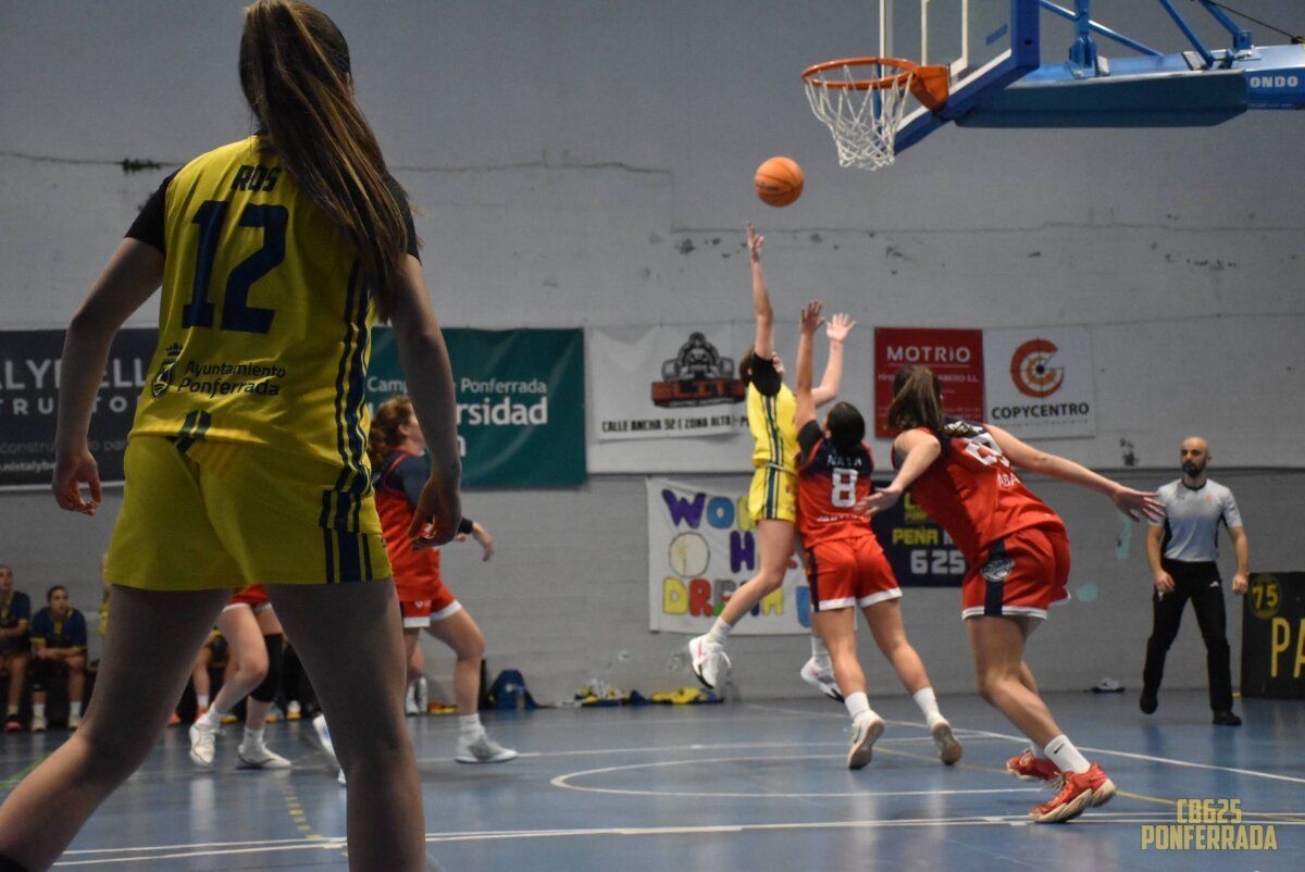 Jugadoras de baloncesto en acción durante un partido