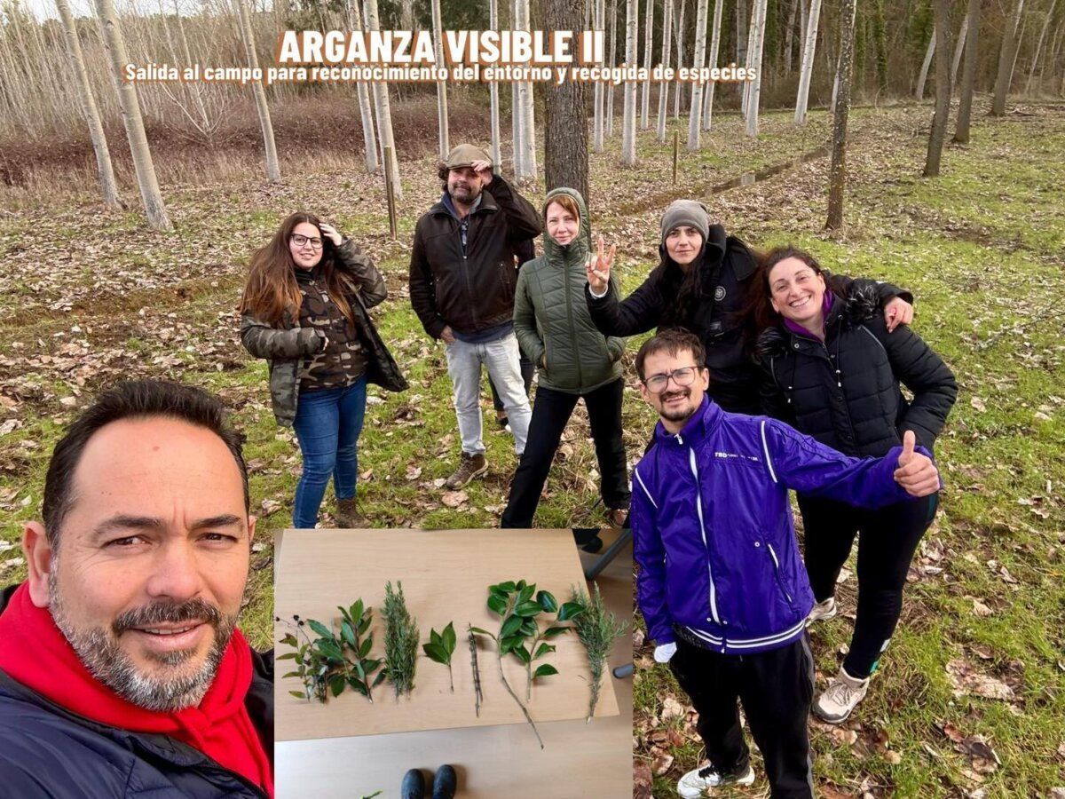 Grupo de personas en un taller de empleo en el campo