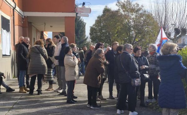 Vecinos de Fuentesnuevas protestando frente al bar Cívico
