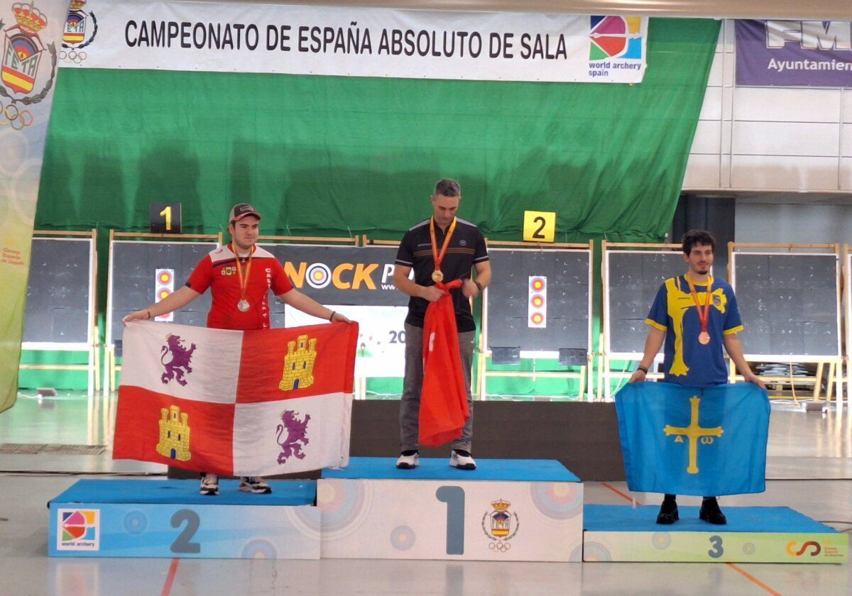 Héctor González en el podio del Campeonato de España de tiro con arco