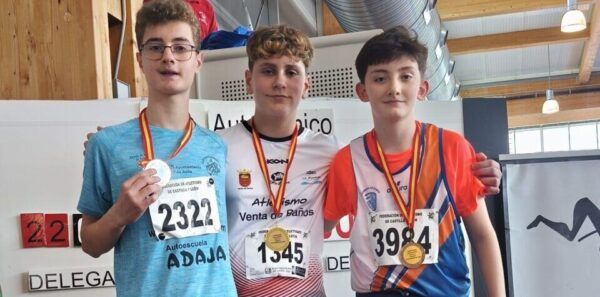 Jaime Arderius en el podio con medalla de bronce en atletismo
