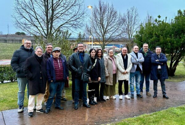 Miembros de la Junta Gestora de UPL en El Bierzo posando al aire libre.