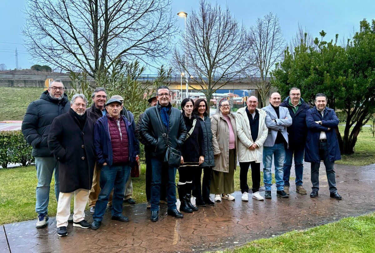 Miembros de la Junta Gestora de UPL en El Bierzo posando al aire libre.