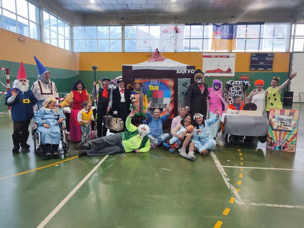 Grupo de personas disfrazadas en el Carnaval de la Asociación Parkinson Babia