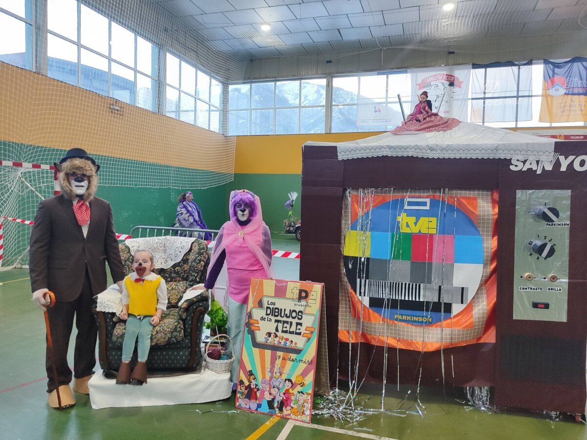 Personas disfrazadas en el Carnaval de la Asociación Parkinson Babia