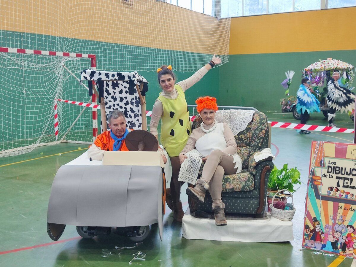 Participantes disfrazados en el Carnaval de la Asociación Parkinson Babia.