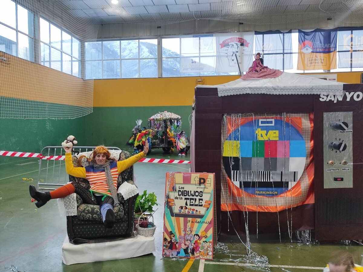 Participantes del Carnaval de la Asociación Parkinson Babia en un evento festivo