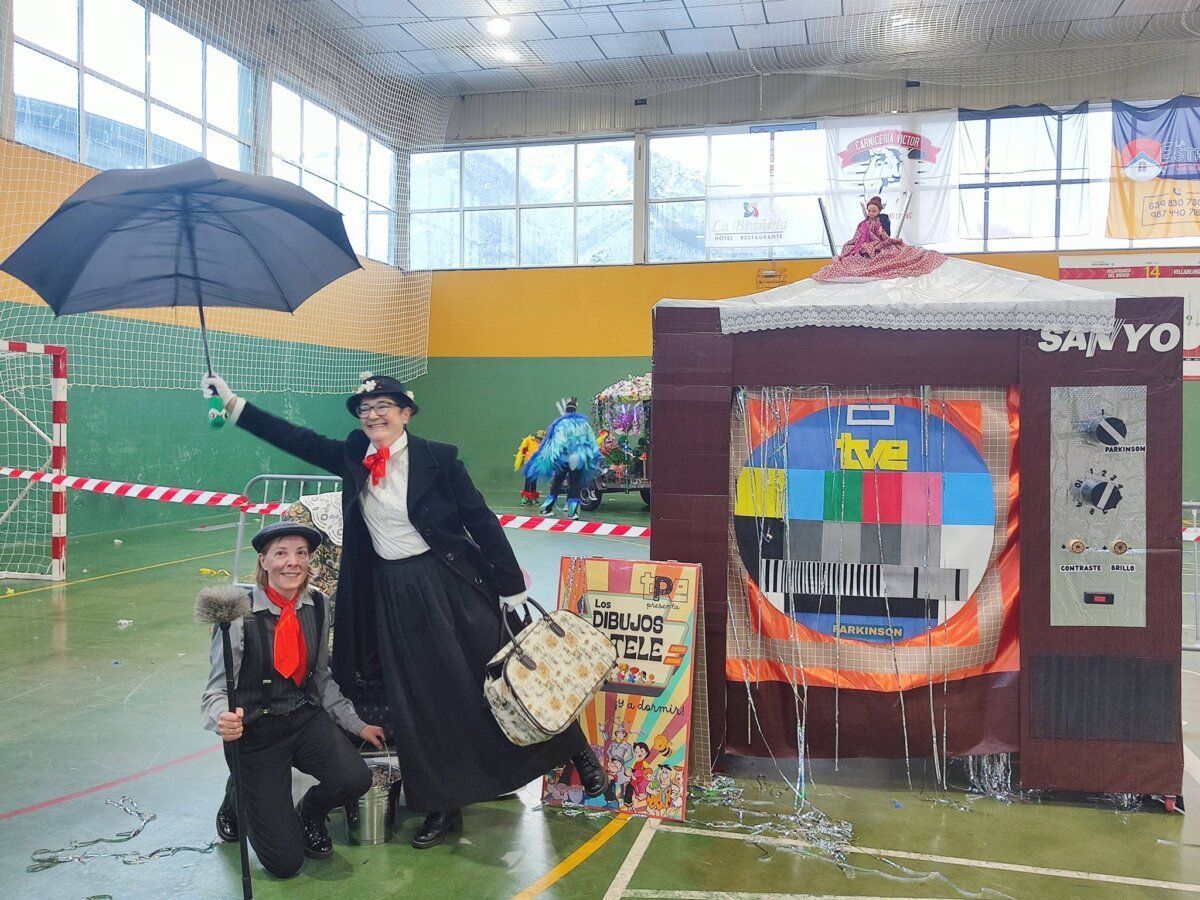 Participantes de la Asociación Parkinson Babia en el Carnaval con un disfraz creativo.