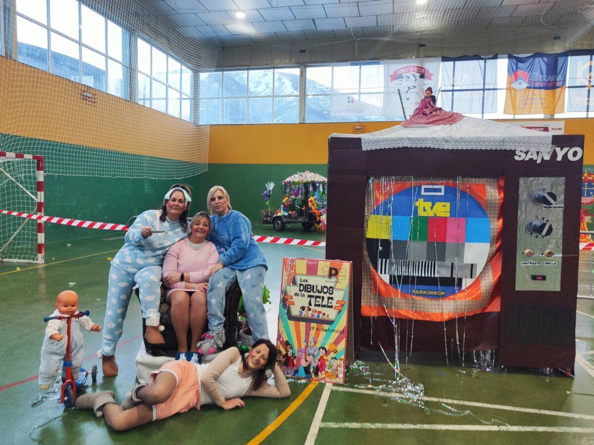 Participantes en el Carnaval de la Asociación Parkinson Babia en disfraces coloridos