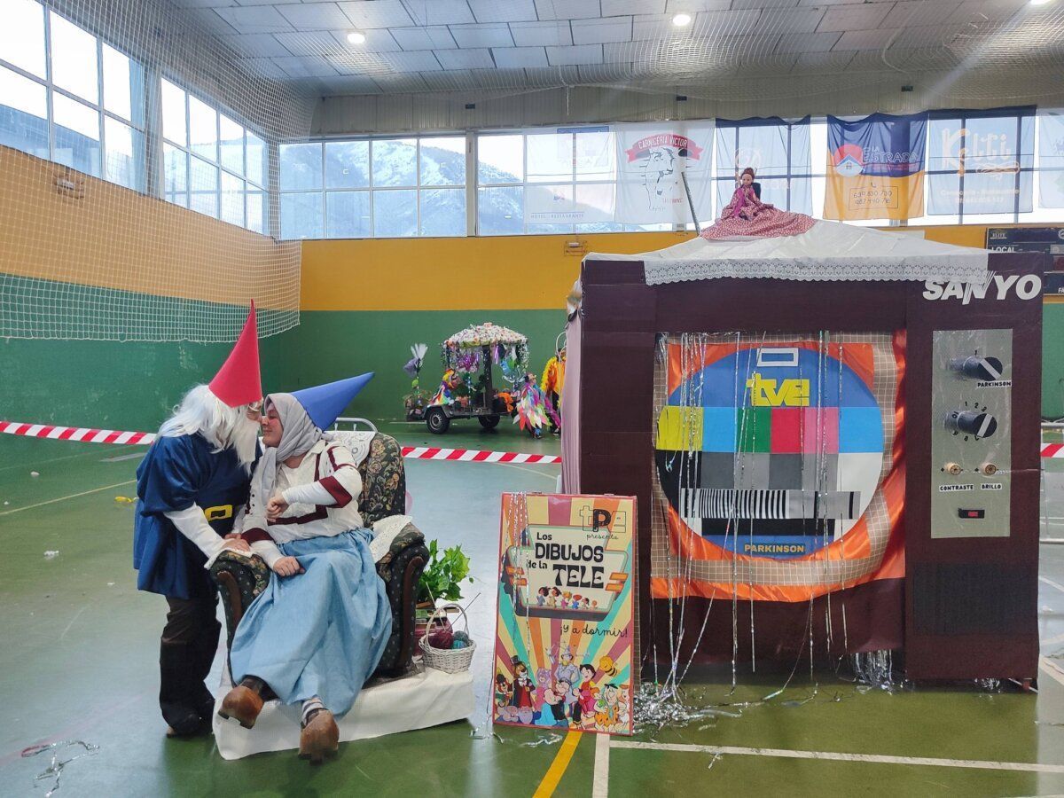 Personas disfrazadas en el Carnaval de la Asociación Parkinson Babia