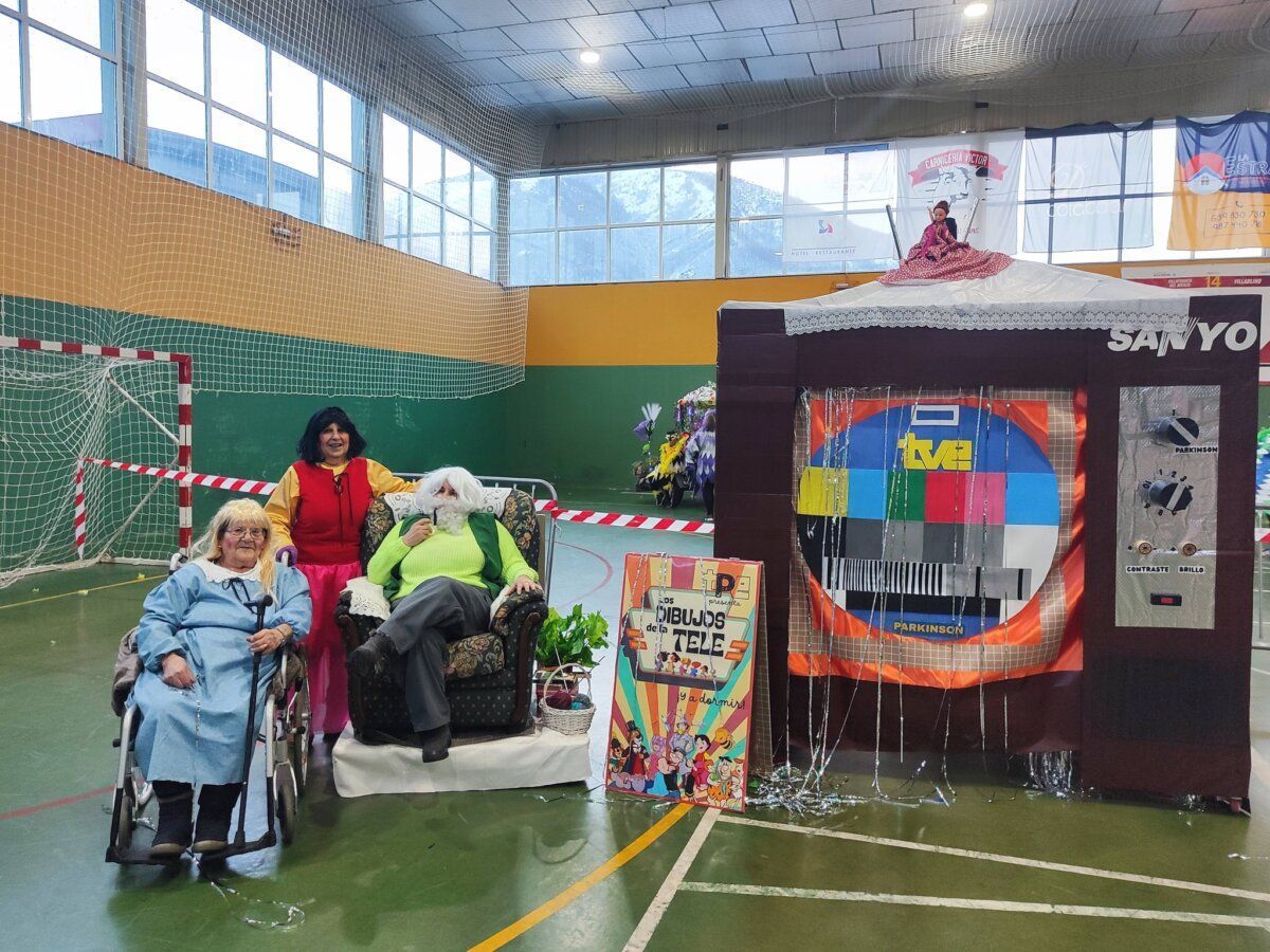 Participantes del Carnaval de la Asociación Parkinson Babia en un evento festivo.