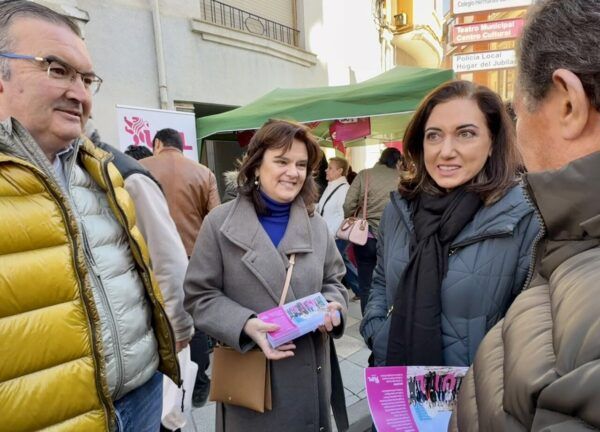 Reunión de miembros de UPL en La Bañeza discutiendo un plan económico