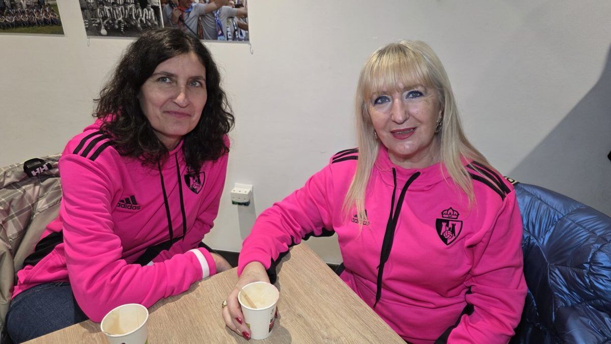 Dos mujeres con chaquetas rosas en el Bar El Toralín