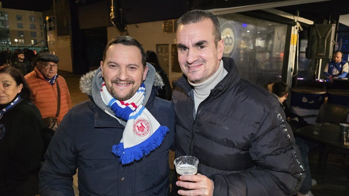 Dos aficionados de la Ponfe en el Bar El Toralín con bufandas