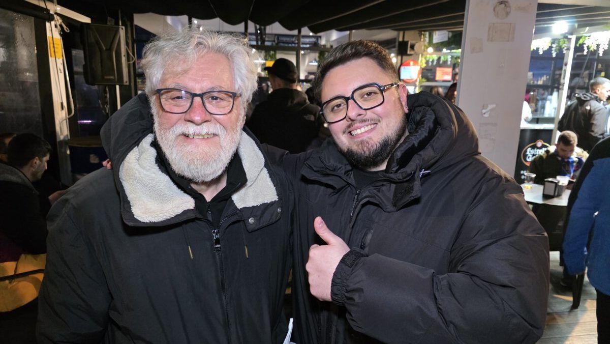 Dos hombres sonriendo en el Bar El Toralín durante un evento de la Ponfe